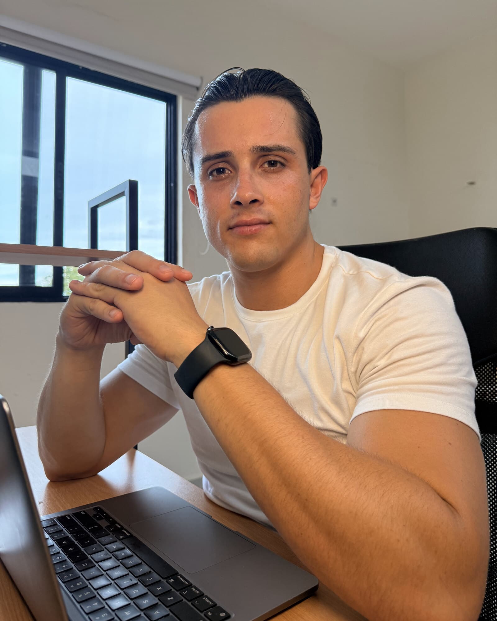 Santiago Jiménez de Lassé, fundador de Insight, en su escritorio